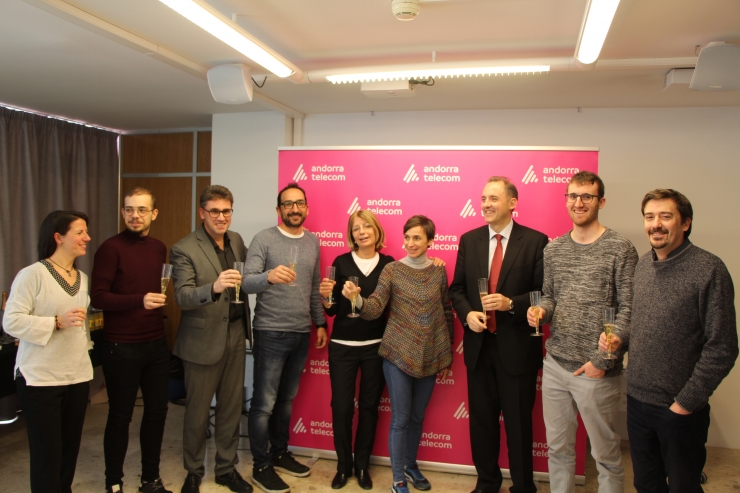 L'equip d'Andorra Telecom, juntament amb alguns periodistes, brinden pel nou curs 2020.